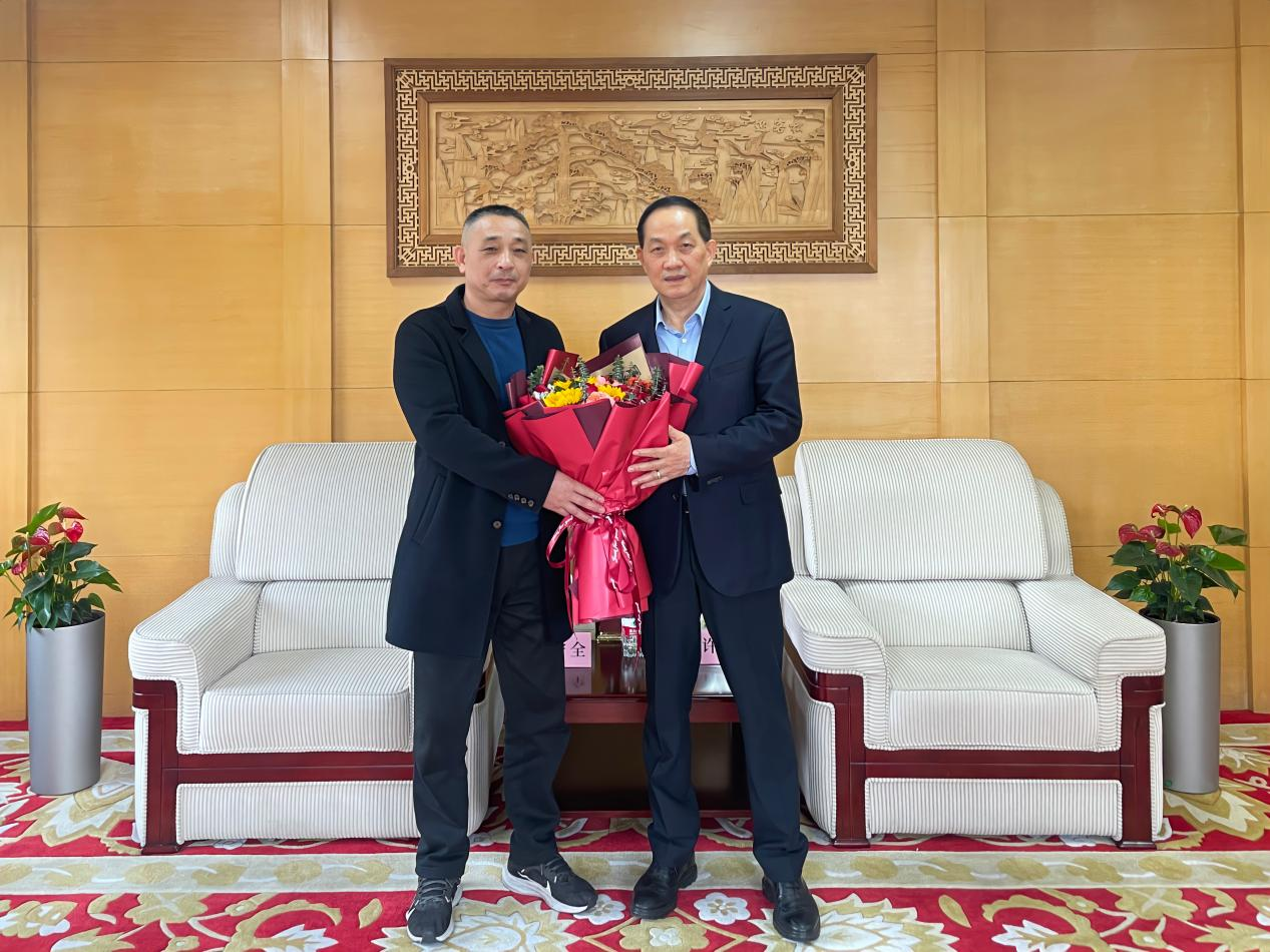王守全主任慰問(wèn)省級(jí)勞模許榮根——區(qū)總工會(huì)領(lǐng)導(dǎo)赴浙江建華集團(tuán)開展新春走訪慰問(wèn)活動(dòng)