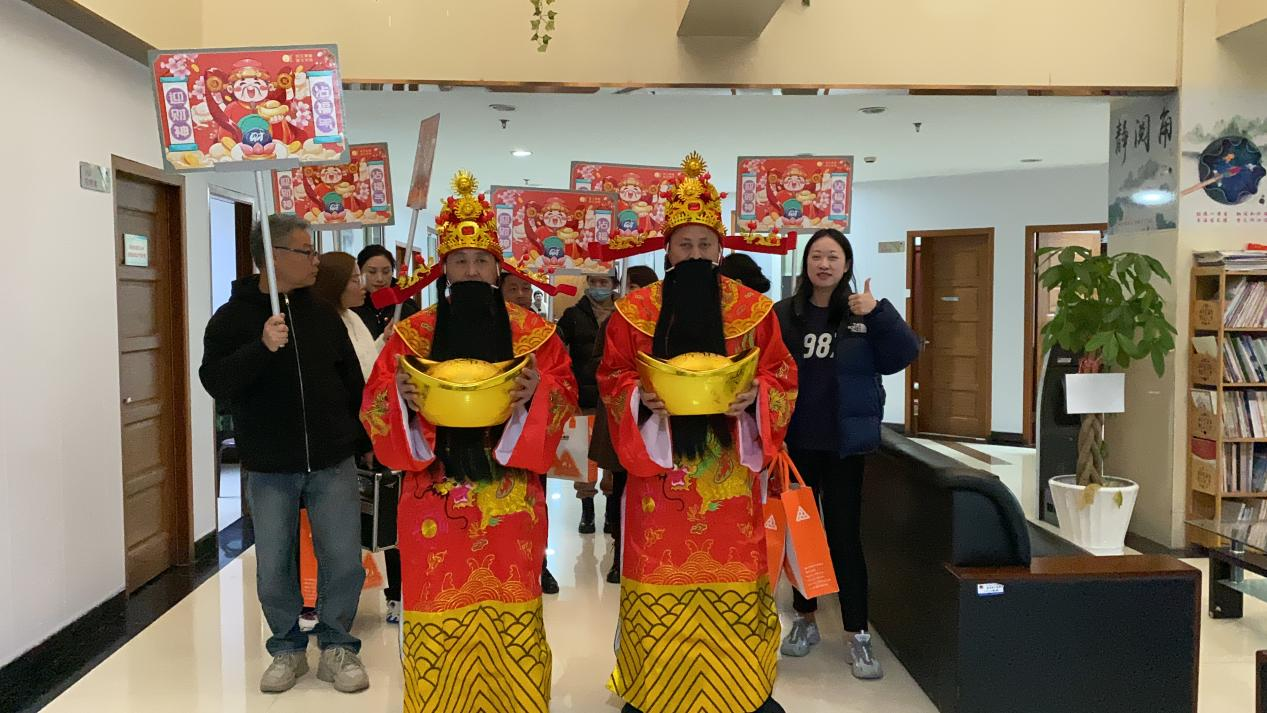 正月十五元宵到，財(cái)神到來(lái)，請(qǐng)接福！